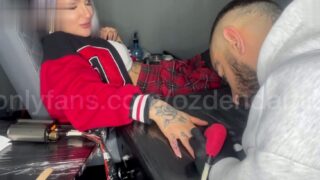 Damla özden dövme yaptırırken sikişe yöneldi